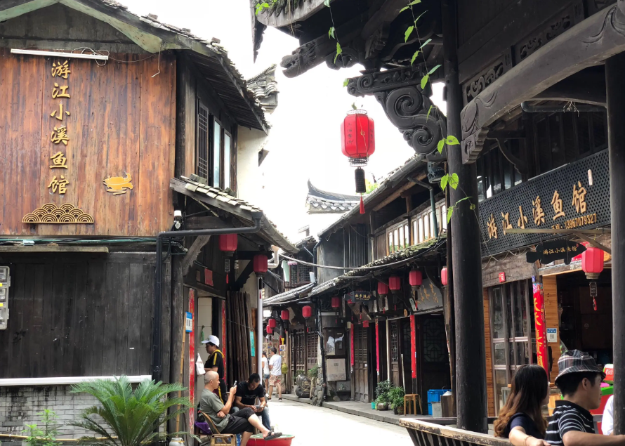 浙江麗水4A級(jí)景區(qū)眾多LED燈桿屏同步開(kāi)啟