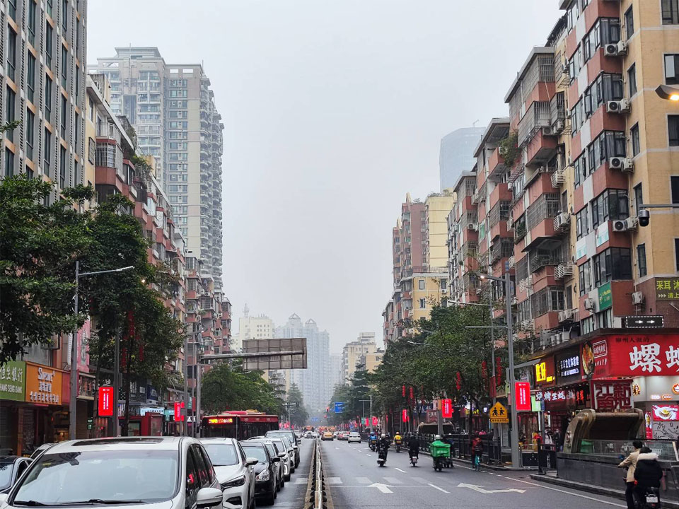 解讀LED燈桿屏報價，量身定制智慧城市之光！