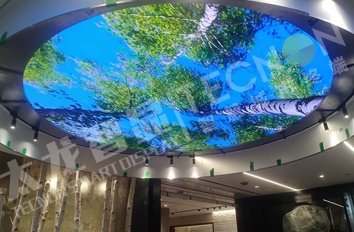 北京國貿始祖鳥店：天花板上的圓形 LED 屏，重新定義空間美學
