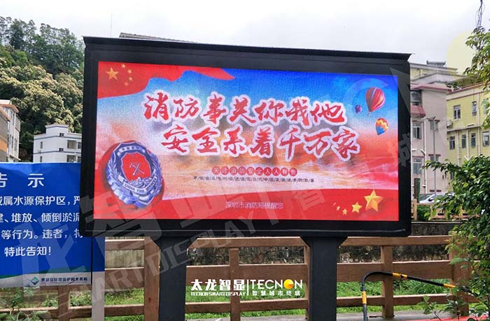 深圳梧桐山雙立柱 LED 廣告機：擎起山海間的視覺新地標